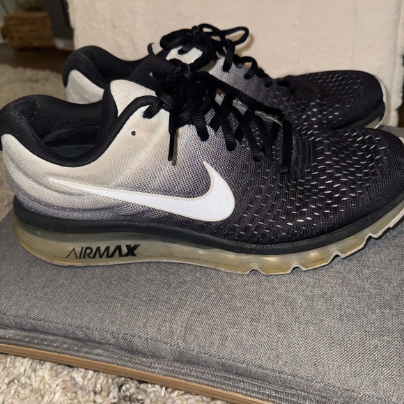 Nike Air Max 2017 Men’s Black and White Gradient Sneakers - Picture 4 of 5